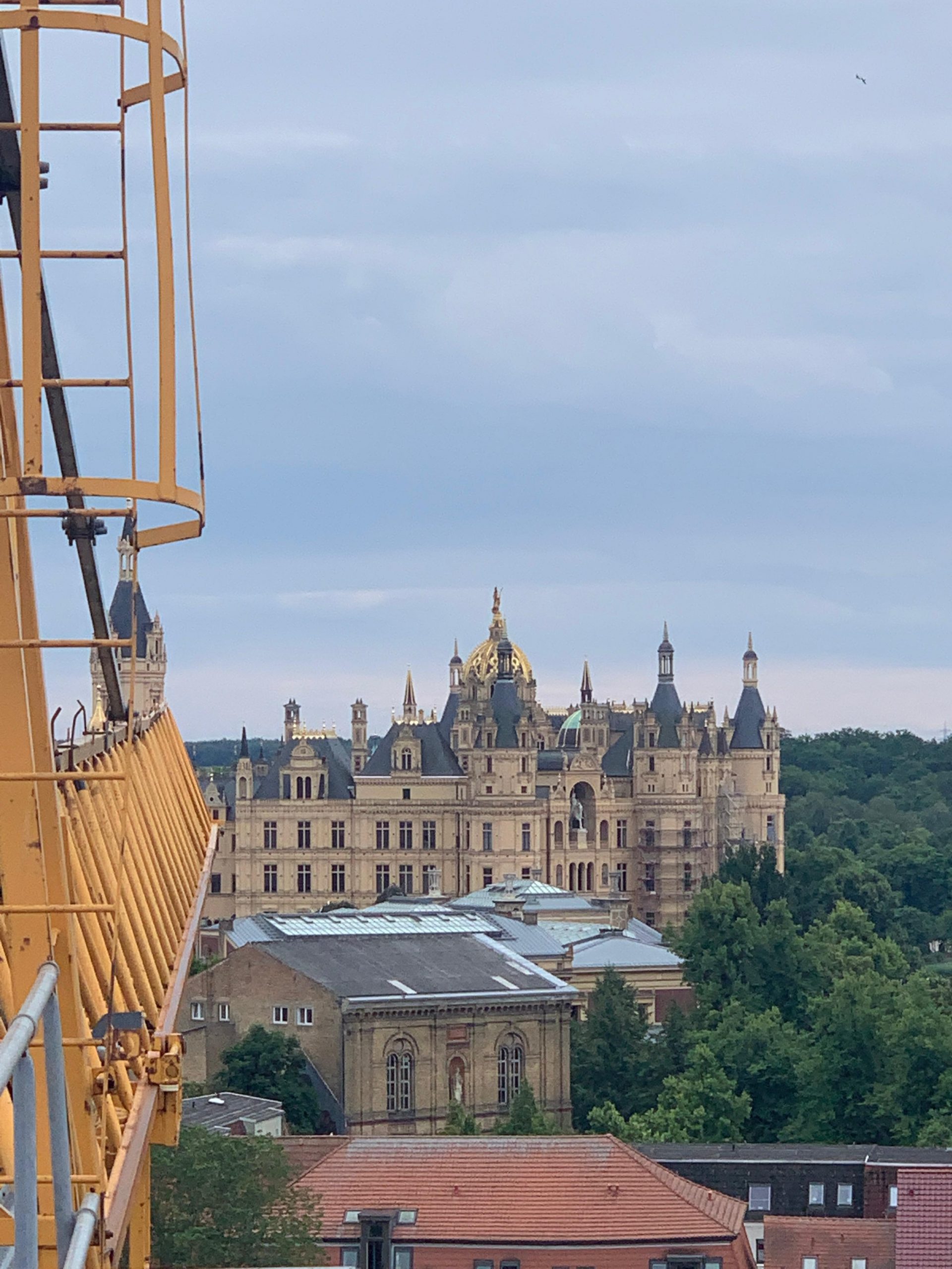 Bild vom Schweriner Schloss, aufgenommen vom Liebherr 140EC-H Litronic
