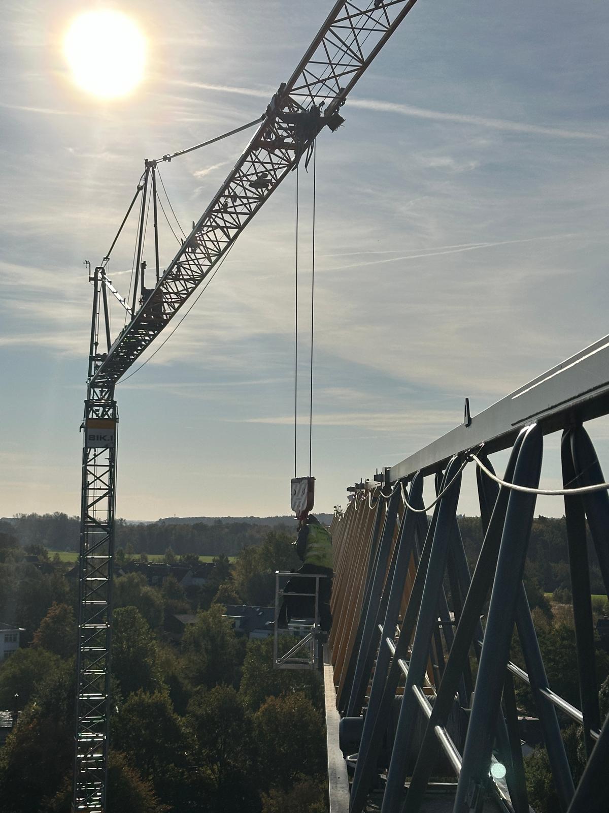 Bekra Baumaschinen_Bild vom Einsatz, hier bei der Versorgung mit Ersatzteilen für einen Liebherr 172EC-B Litronic über einen anderen Kran als Hebehilfe.